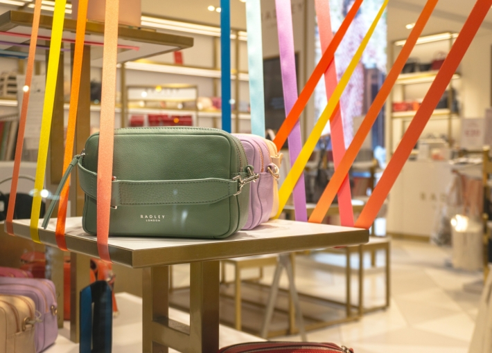 Một số nguyên tắc khi thiết kế shop túi xách thu hút ánh nhìn của khách hàng